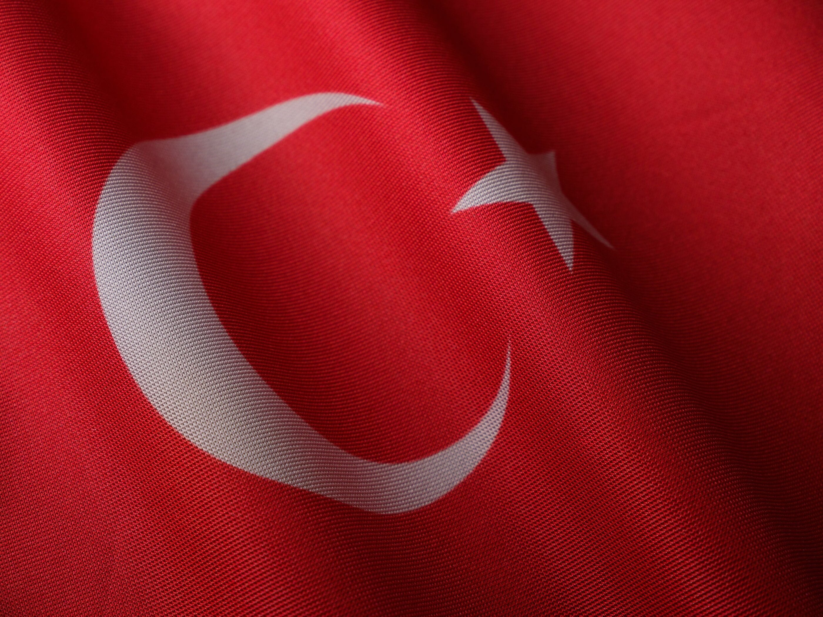 Dalgalanan Türk bayrağının ay yıldızlı kumaşına yakından bakış